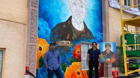 El artista Juan Solís y el líder Guadalupe Gómez posan junto al mural de Vanessa Guillén. (Cortesía Guadalupe Gómez)