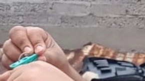 Genoveva Balbuena exhibe las bolsas que venderá en Facebook Live.