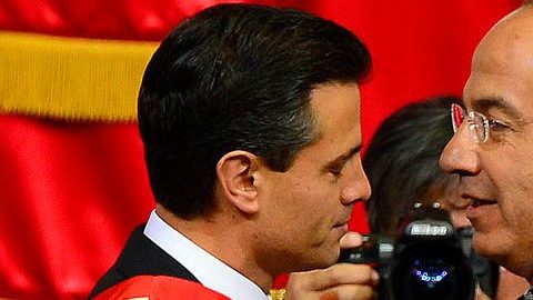 Enrique Peña Nieto y Felipe Calderón, expresidentes de México.