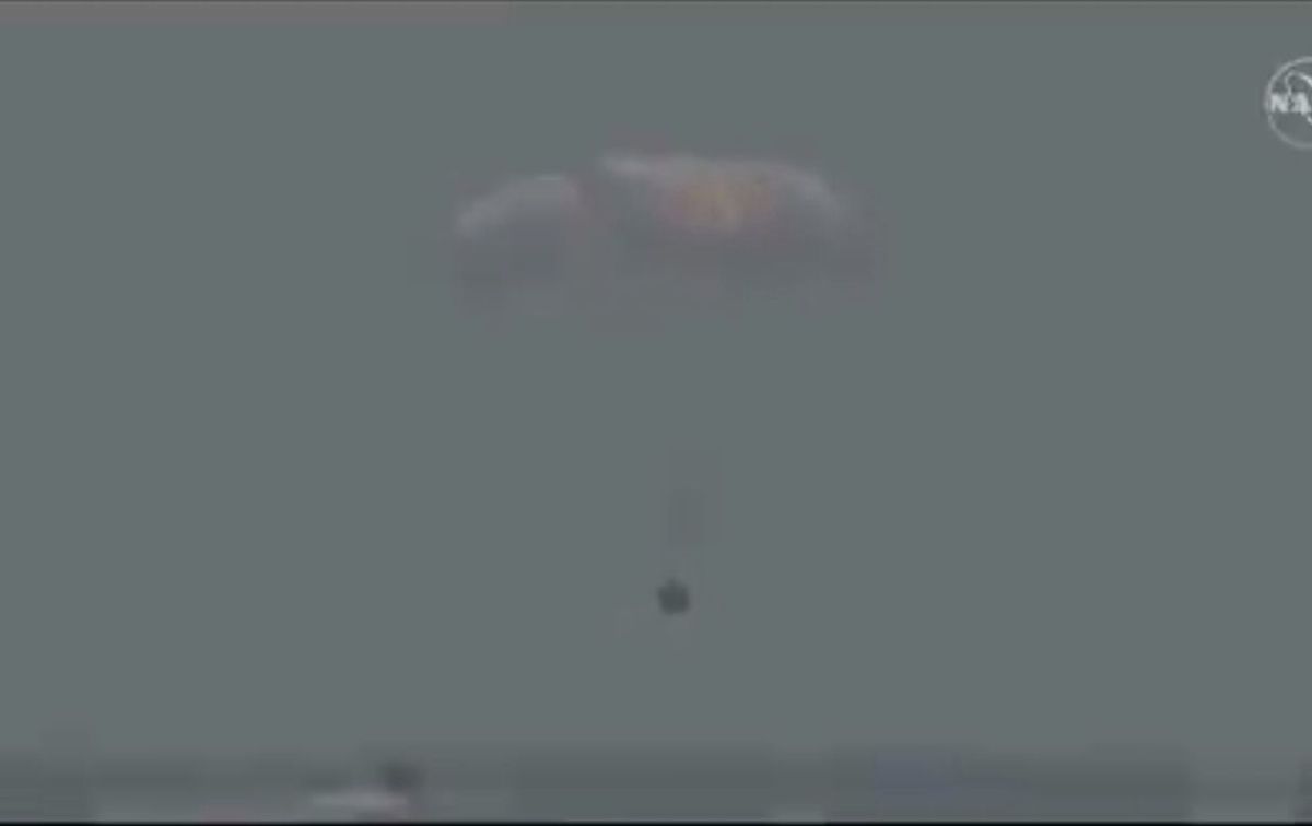 La cápsula del SpaceX a su regreso a la Tierra.