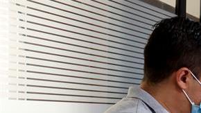 El director de la empresa XE Ingeniería Médica , Fernando Avilés (i), muestra el diseño de un traje para la atención de pacientes con Covid-19.