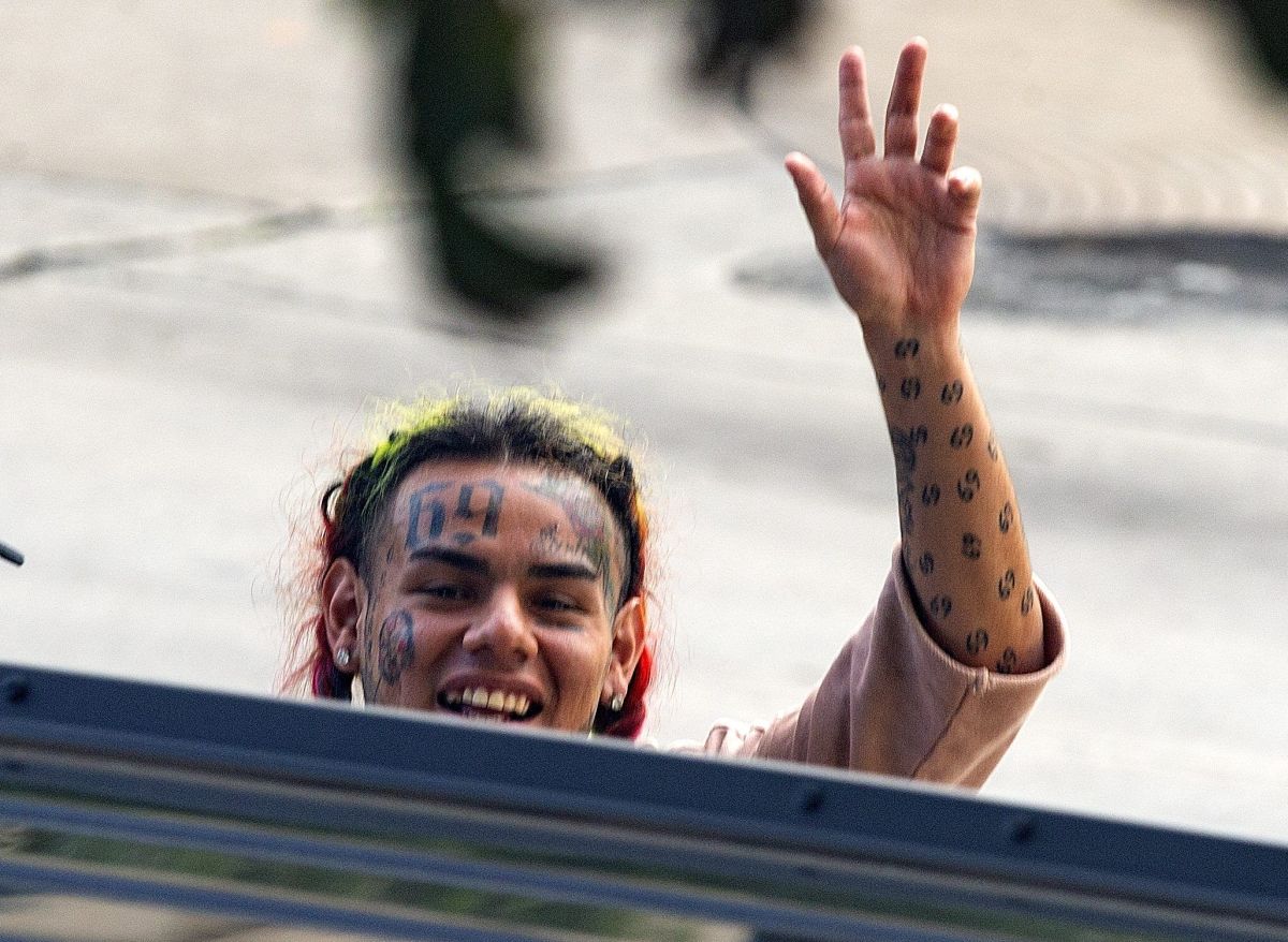 HOUSTON, TX - AUGUST 22:  Rapper Tekashi69, real name Daniel Hernandez and also known as 6ix9ine, Tekashi 6ix9ine, Tekashi 69,  leaves after his arraignment on assault charges in County Criminal Court #1 at the Harris County Courthouse on August 22, 2018 in Houston, Texas.  (Photo by Bob Levey/Getty Images)
