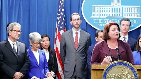 La senadora estatal Toni Atkins, autora del proyecto de ley
