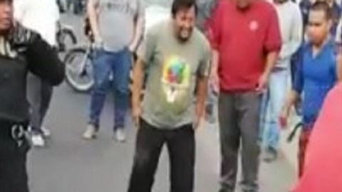 VIDEO: Queman vivo a supuesto ladrón