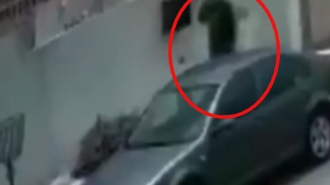 VIDEO: Asaltante se suicida tras ser acorralado por policías