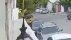 VIDEO: Sicarios asesinan a policía; momento del ataque armado es captado por cámara