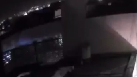 VIDEO: Supuestos policías ejecutan a 2; en su huida aplastan la cabeza de uno con camioneta