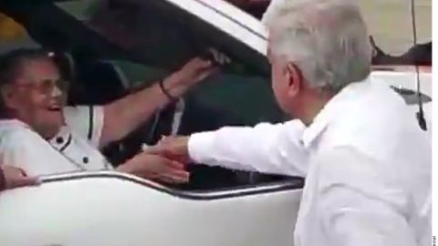 El polémico saludo de AMLO.