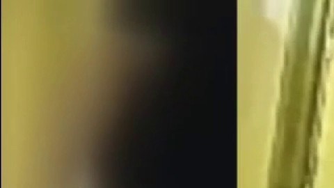 Captura del momento en que el repartidor de Amazon golpea al vecino por pedirle que lleve tapabocas.