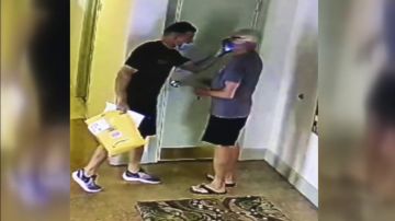 Captura del momento en que el repartidor de Amazon golpea al vecino por pedirle que lleve tapabocas.