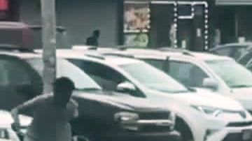 Pateando a la víctima en el suelo