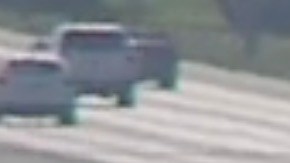 Captura de la cámara de vigilancia de la carretera de Florida con la avioneta en la mediana.