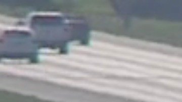 Captura de la cámara de vigilancia de la carretera de Florida con la avioneta en la mediana.