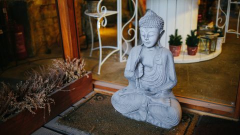 Representación de Buda en una estatua.