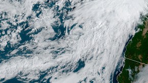La imagen satelital muestra que el humo de incendios forestales se ha extendido a lo largo de cientos de millas.