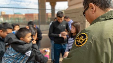 La Patrulla Fronteriza registra a inmigrantes que se entregaron en El Paso. (Archivo)