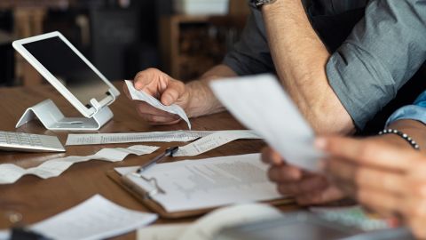 Es clave organizar y saber qué interés se paga con las distintas deudas que se tengan./Shutterstock