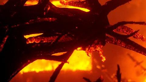 Una vivienda arde en el incendio Hennessey, cerca de Vacaville, California.