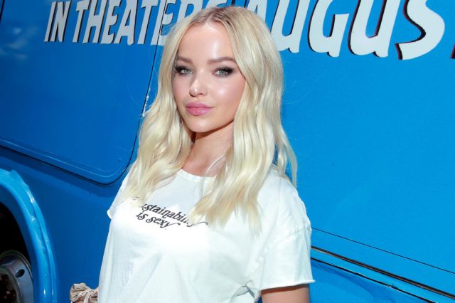 Dove Cameron La Estrella De Descendants Se Libera De Su Sosten Y Posa En Topless En Medio Del Desierto La Opinion