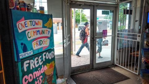 Harba Food Store, donde está instalado uno de las neveras comunitarias, en Overtown Miami.