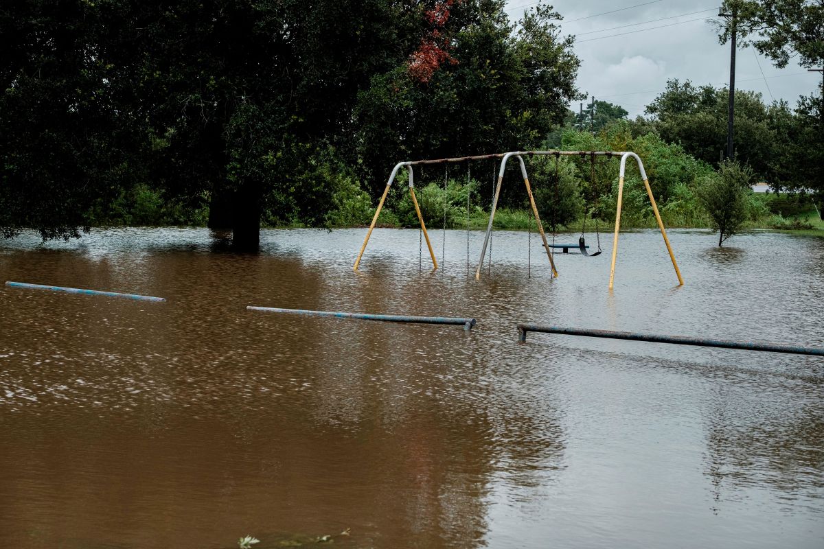 Una zona de juegos terminó inundada este jueves como resultado del paso del huracán Laura por Lafayette, Louisiana. 