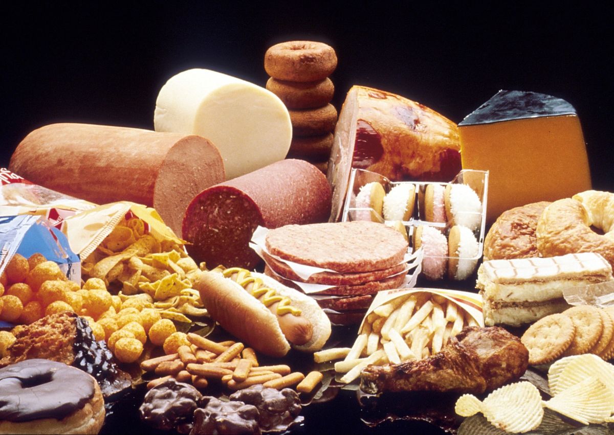 La alimentación juega un papel clave en la circulación sanguínea. Evita la ingesta de alimentos ricos en sodio, azúcares y grasas saturadas.