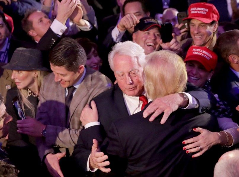 Robert abrazando a su hermano tras el triunfo electoral en 2016