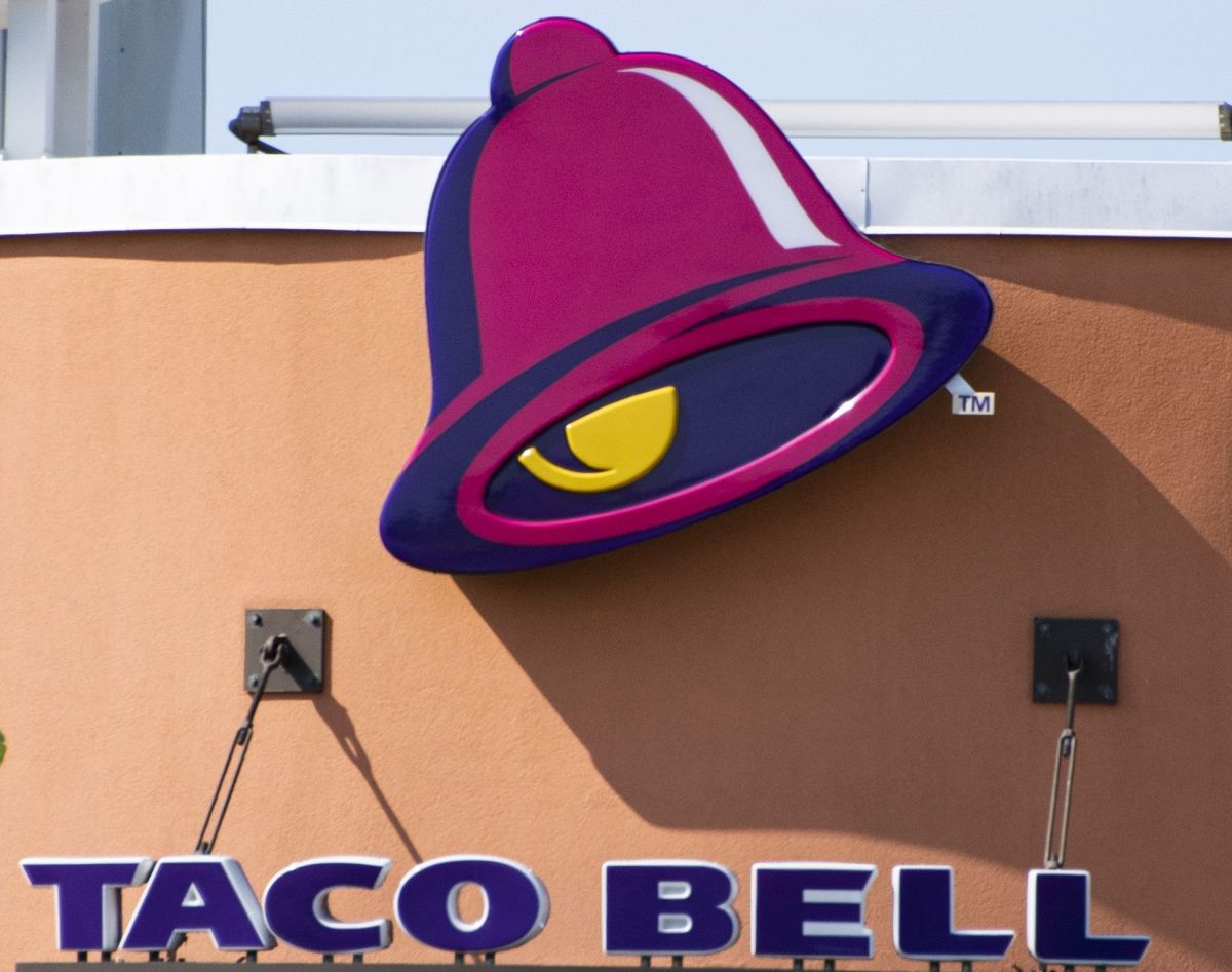 Niñas en California usan Wi-Fi de un Taco Bell para hacer su trabajo