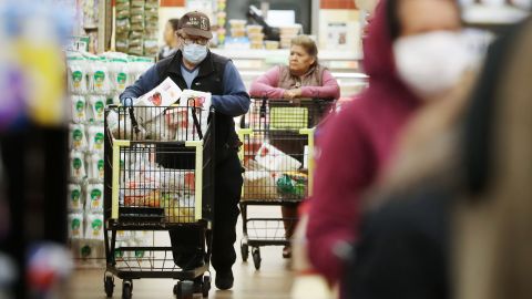hombre comprando en el supermercado