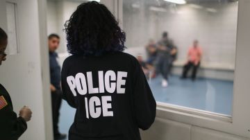 Los centros de detención de inmigrantes han registrado repuntes de COVID-19. (Getty Images)