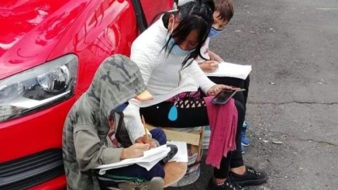 La mujer cuida carros en las calles.