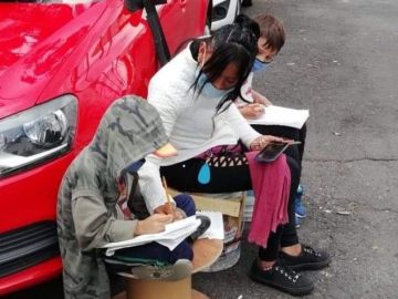La mujer cuida carros en las calles.