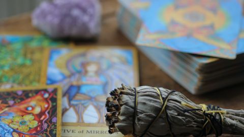 Aprende a energizar y consagrar tus cartas de tarot.