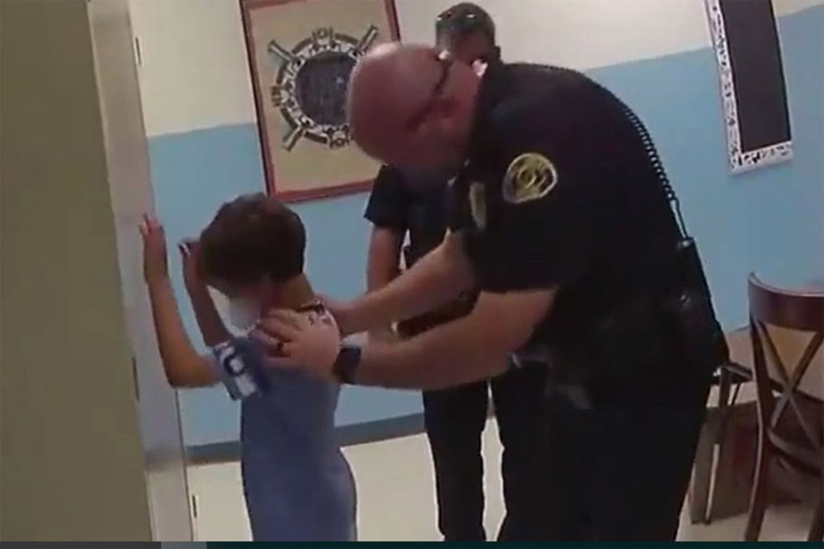 Captura del video en el que se ve a un agente esposando a un niño en Key West.