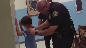 Captura del video en el que se ve a un agente esposando a un niño en Key West.