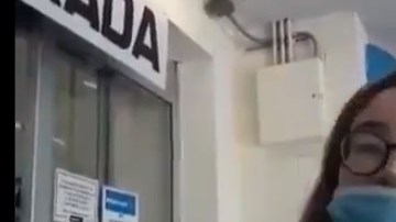 Insultó y humilló a los vigilantes.