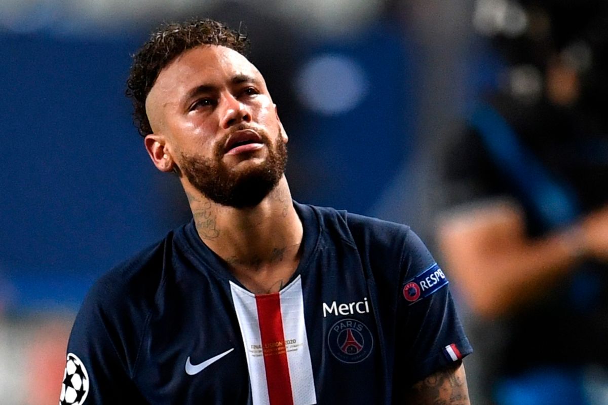 Desconsolado, Neymar recibió su medalla de plata.