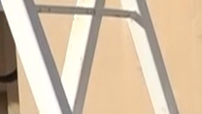 Dos oficiales custodian parte del cargamento confiscado por la Guardia Costera de Estados Unidos.