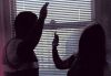 La violencia doméstica lleva a los inmigrantes a caer en manos de migración. (Jeff Grace/La Opinión)
