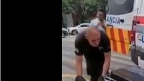 El hombre fue bajado de la ambulancia.