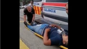 El hombre fue bajado de la ambulancia.