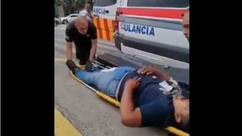 El hombre fue bajado de la ambulancia.