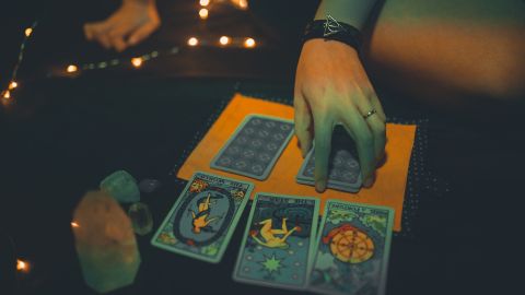 Conoce qué cartas del tarot no son buenas para el amor.