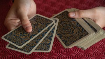 Descubre cómo se interpretan las cartas del tarot invertidas.