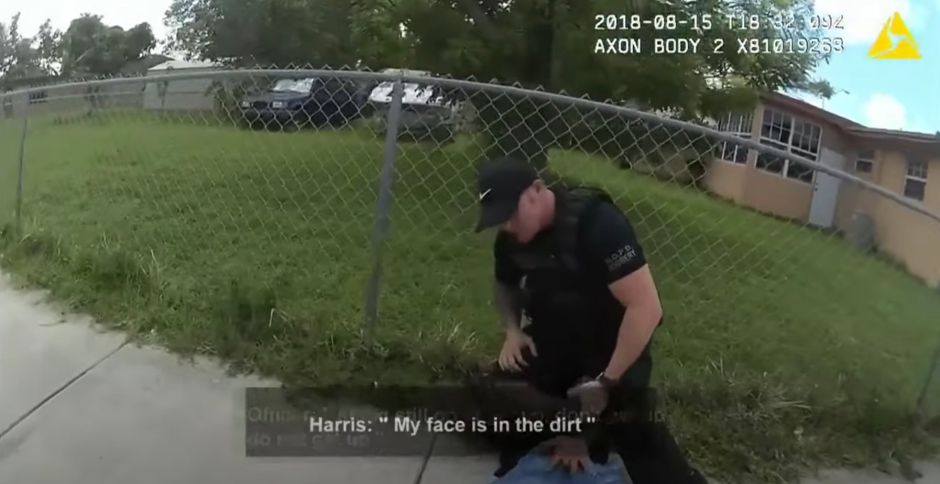 Difunden video de un policía de Miami colocando su rodilla sobre un hombre negro que decía que no podía respirar