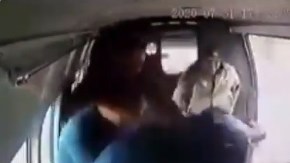 Golpean a ladrón en transporte público en México.
