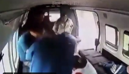 Golpean a ladrón en transporte público en México.