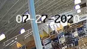 Captura de las cámaras de seguridad donde se ve a los ladrones robando mercancía de una tienda West Marine de Fort Lauderdale.