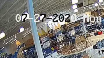 Captura de las cámaras de seguridad donde se ve a los ladrones robando mercancía de una tienda West Marine de Fort Lauderdale.