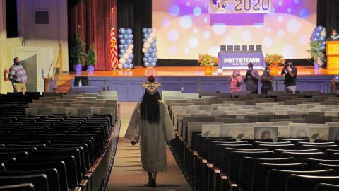 Graduaciones de preparatoria 2020. (Emma Lee/WHYY)